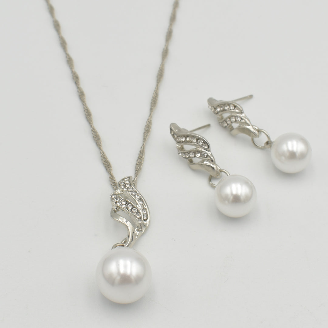 Silver Diamante Pearl Necklace Set