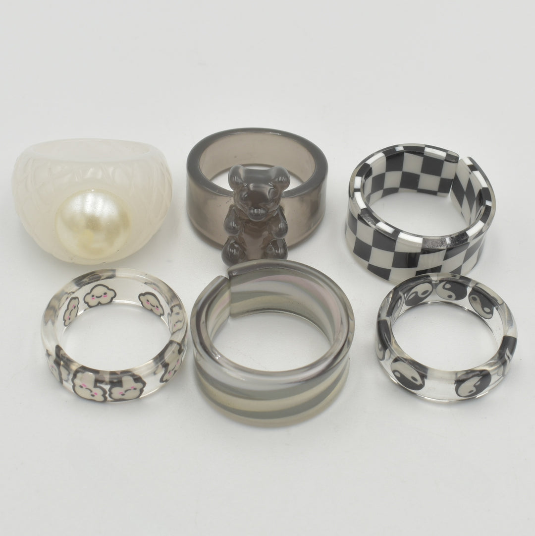 Black ans White Acrylic Bear 6-Pack Rings
