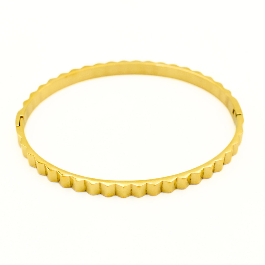 Gold Toned Ribbed Designed Bangle
