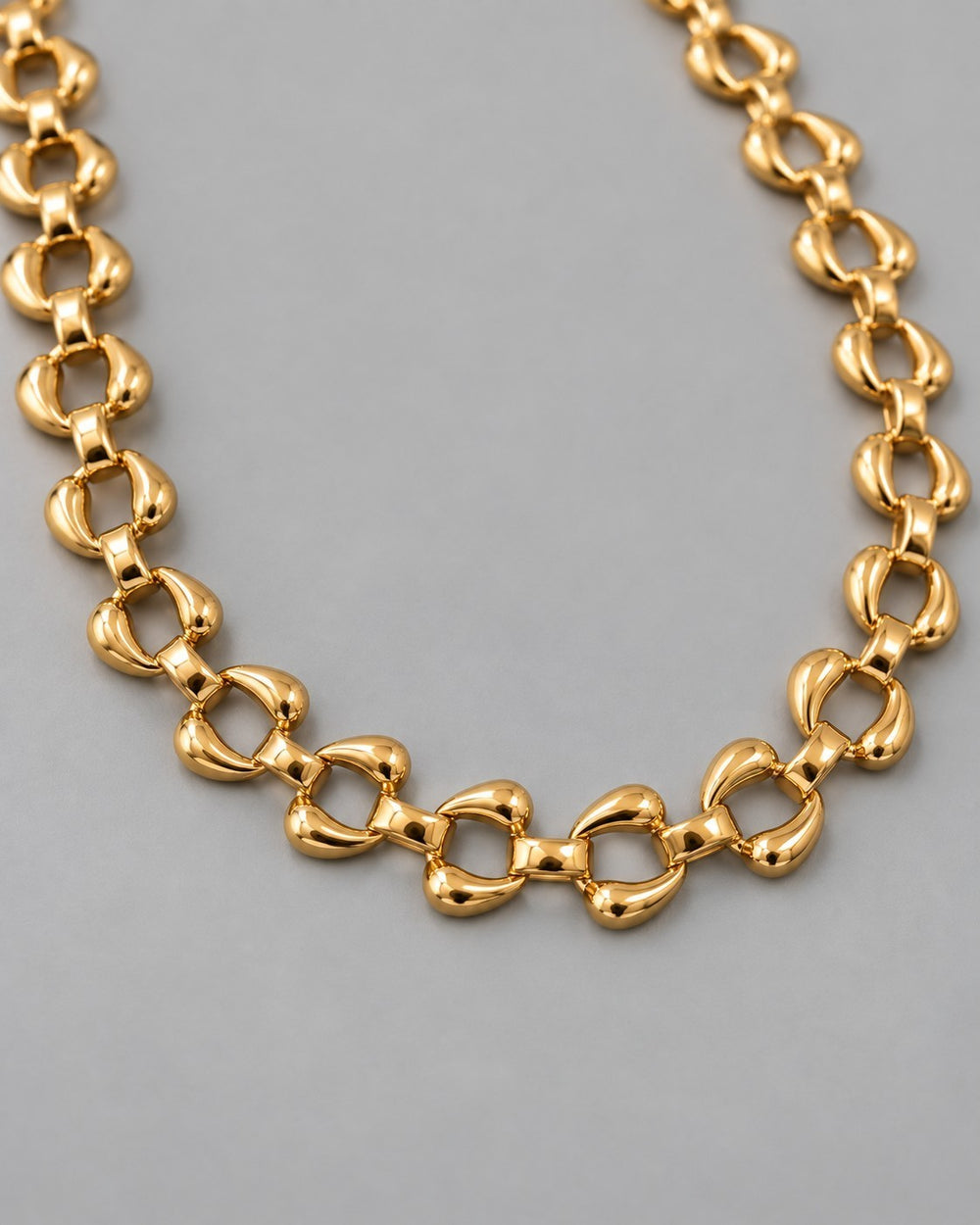 Elli Jewellery chunky curb chain necklace in polished 18ct gold plated metal with bold rounded links