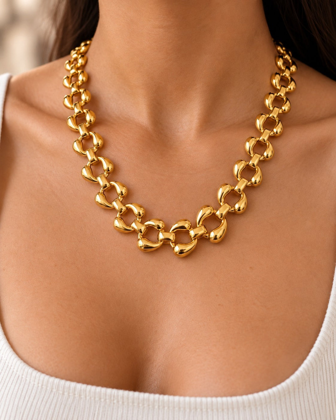 Elli Jewellery chunky gold-plated curb chain necklace with high-shine rounded links worn on a model