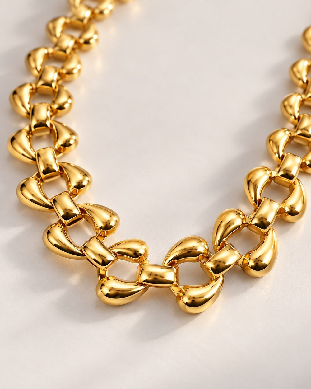 Elli Jewellery chunky curb chain necklace in polished 18ct gold plated metal with bold rounded links