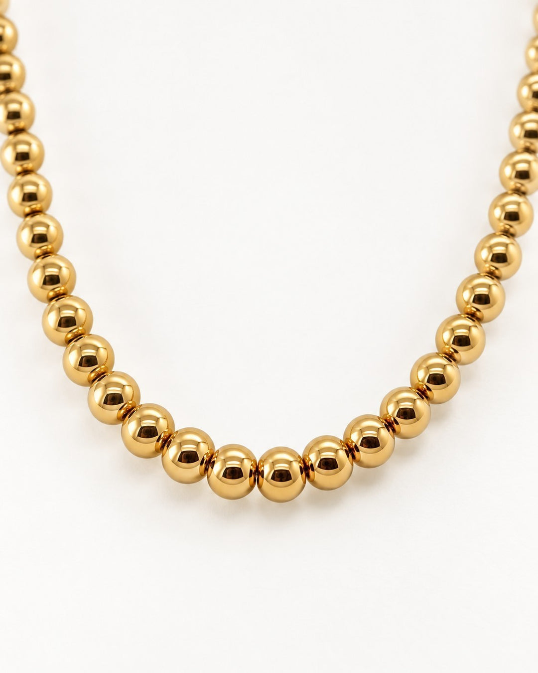 Elli Jewellery gold-plated waterproof beaded ball chain necklace with polished spheres on a white background