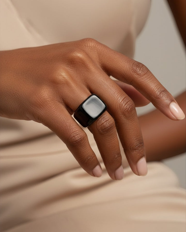 Elli Jewellery gold plated signet ring featuring a smooth black enamel square face worn on a model's finger