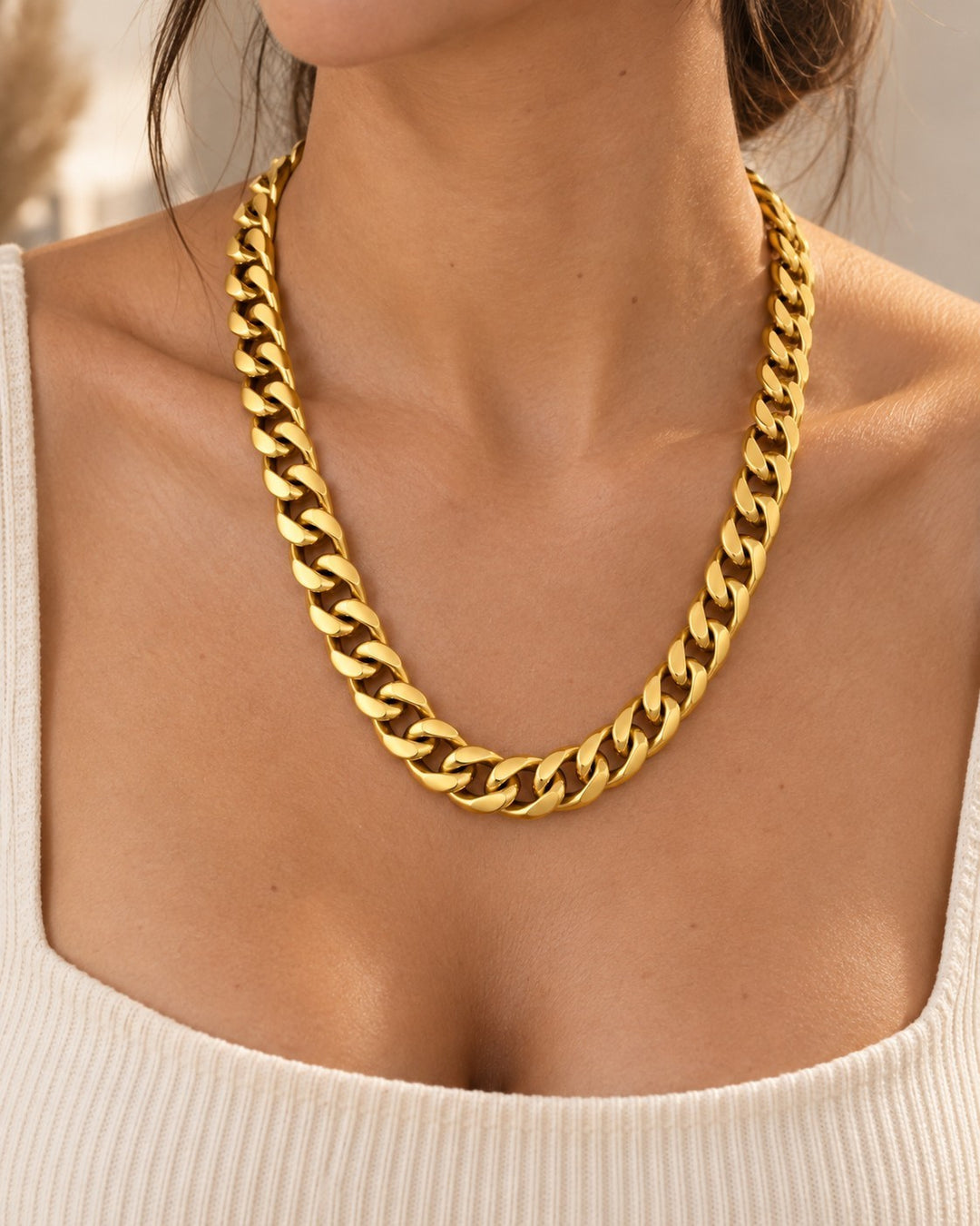 Elli Jewellery gold-plated chunky Cuban chain necklace worn on a model, featuring thick polished links.