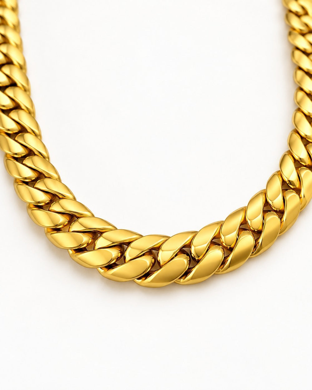 Elli Jewellery gold plated chunky curb chain necklace with a polished, waterproof, and tarnish-free finish.