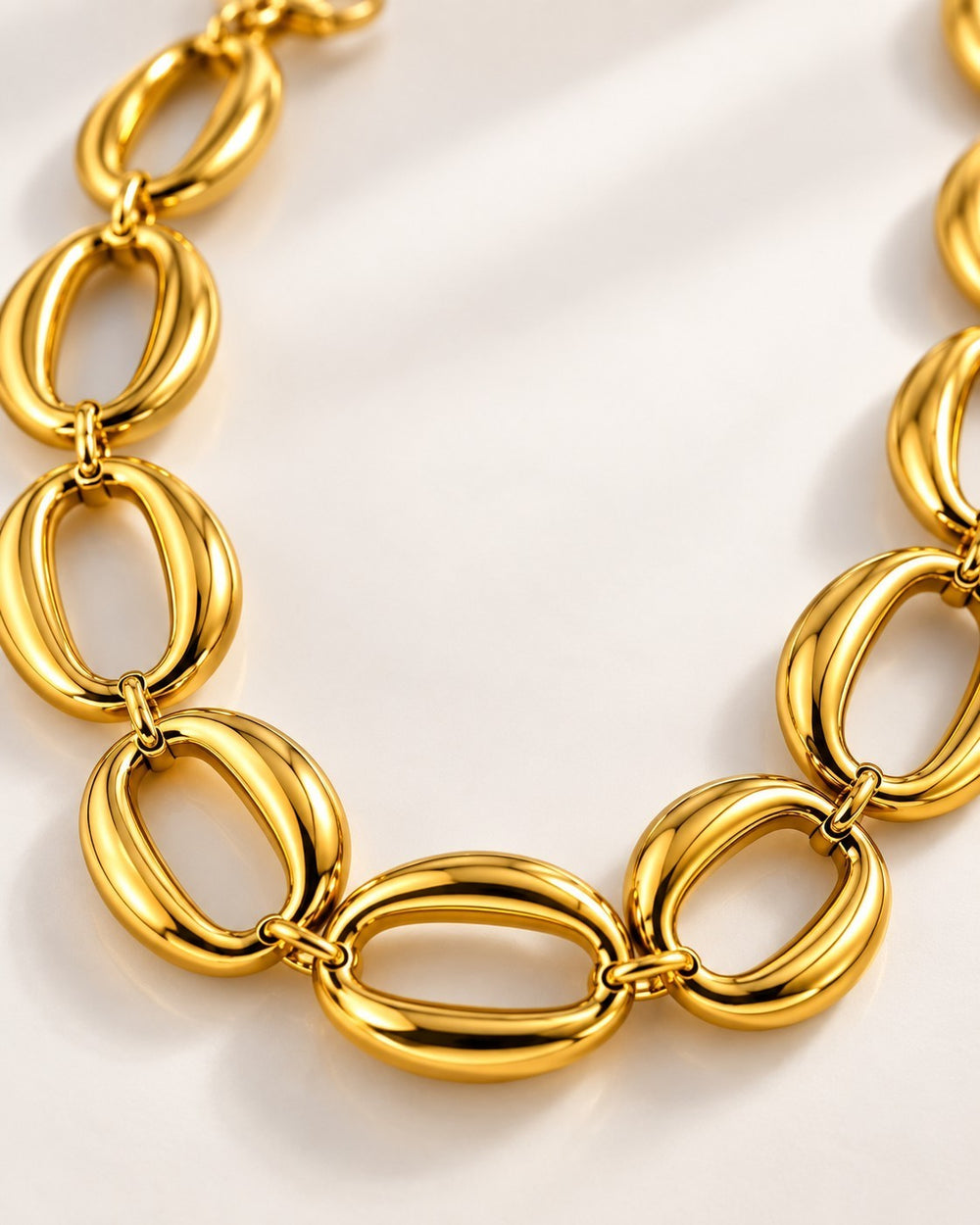 Elli Jewellery gold plated chunky oval link chain necklace with a polished waterproof finish.