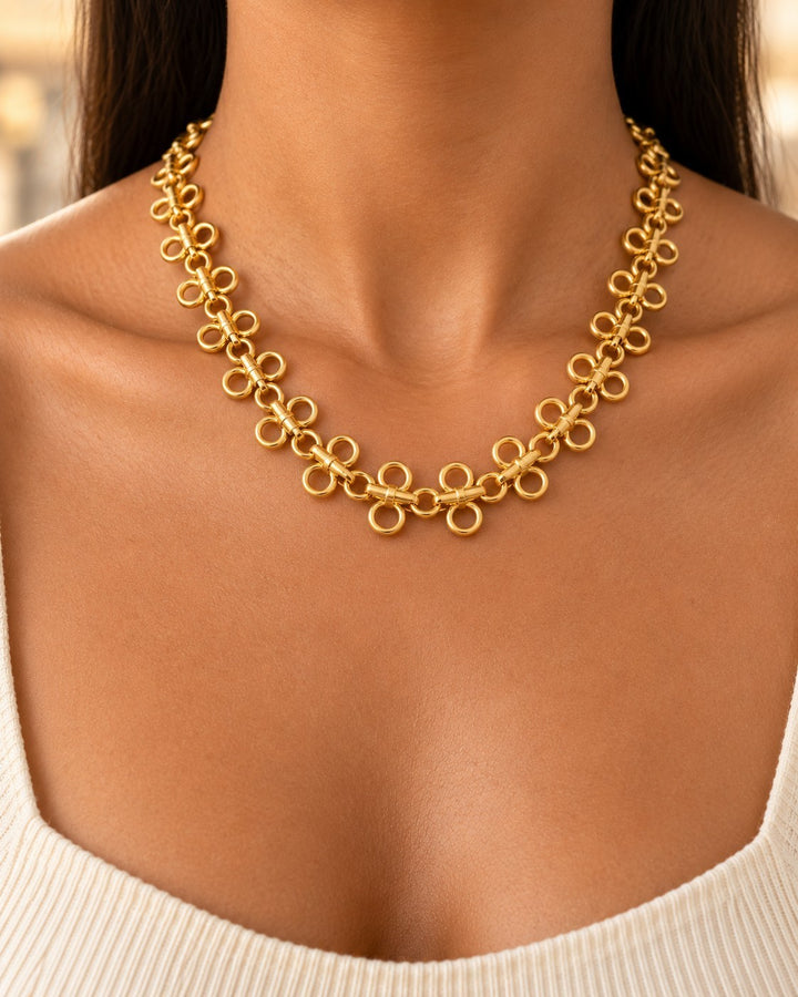Elli Jewellery gold plated waterproof necklace featuring a modern interlocking circle link chain design on a model.