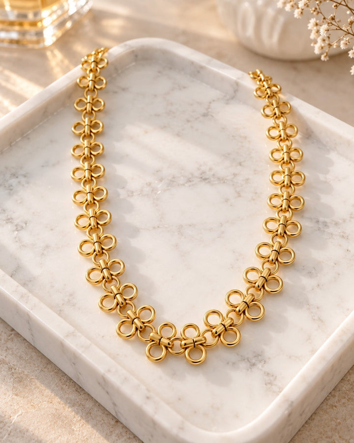 Elli Jewellery gold plated waterproof necklace featuring interlocking circle links displayed on a marble tray.