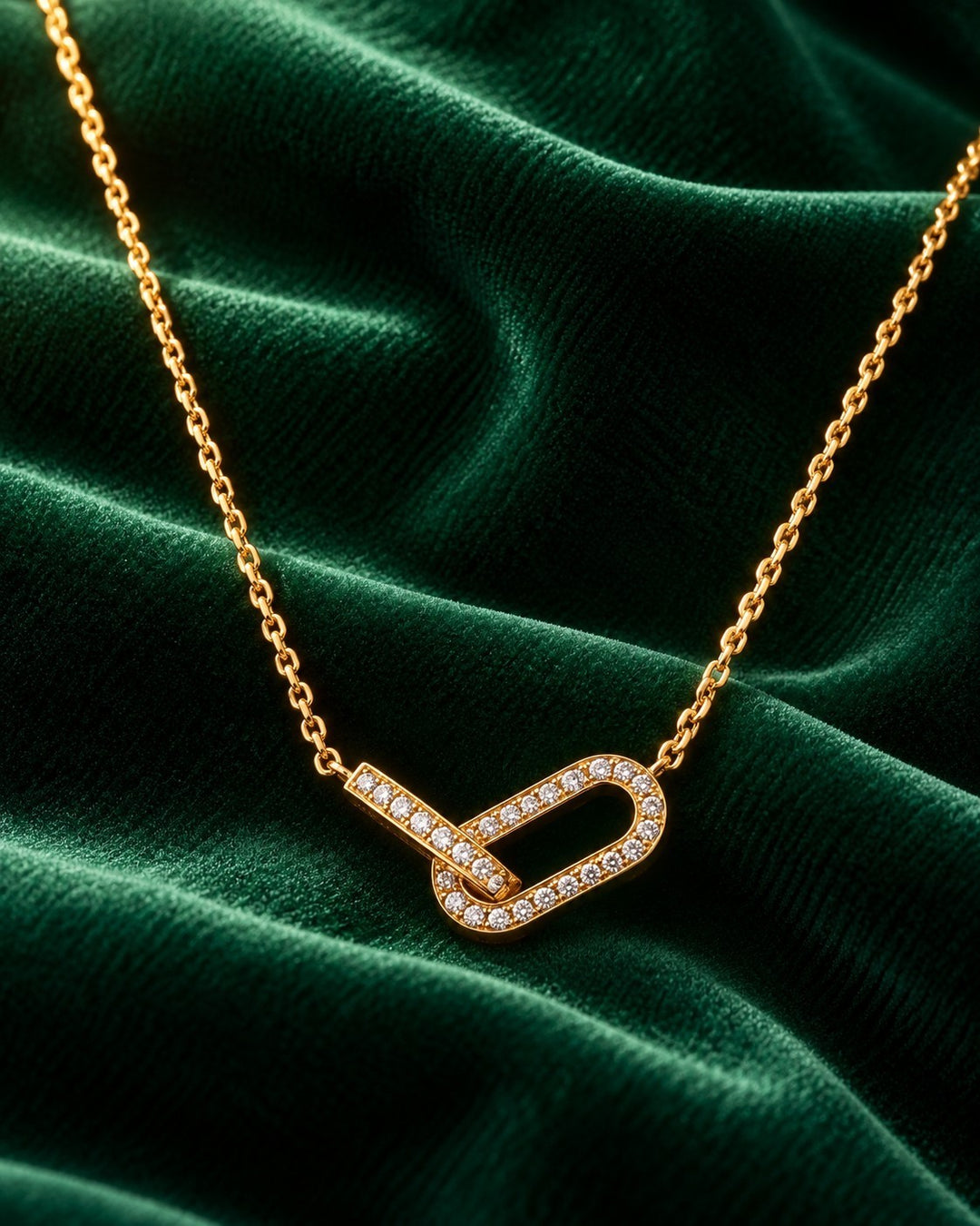 Elli Jewellery gold plated necklace featuring a delicate chain with a sparkling crystal-encrusted interlocking link