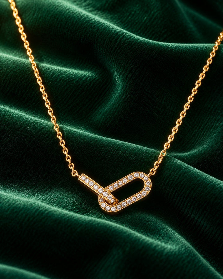 Elli Jewellery gold plated necklace featuring a delicate chain with a sparkling crystal-encrusted interlocking link