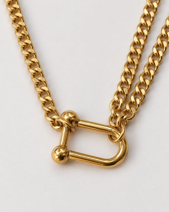 Elli Jewellery gold plated waterproof half layered curb chain necklace featuring a distinctive shackle clasp.