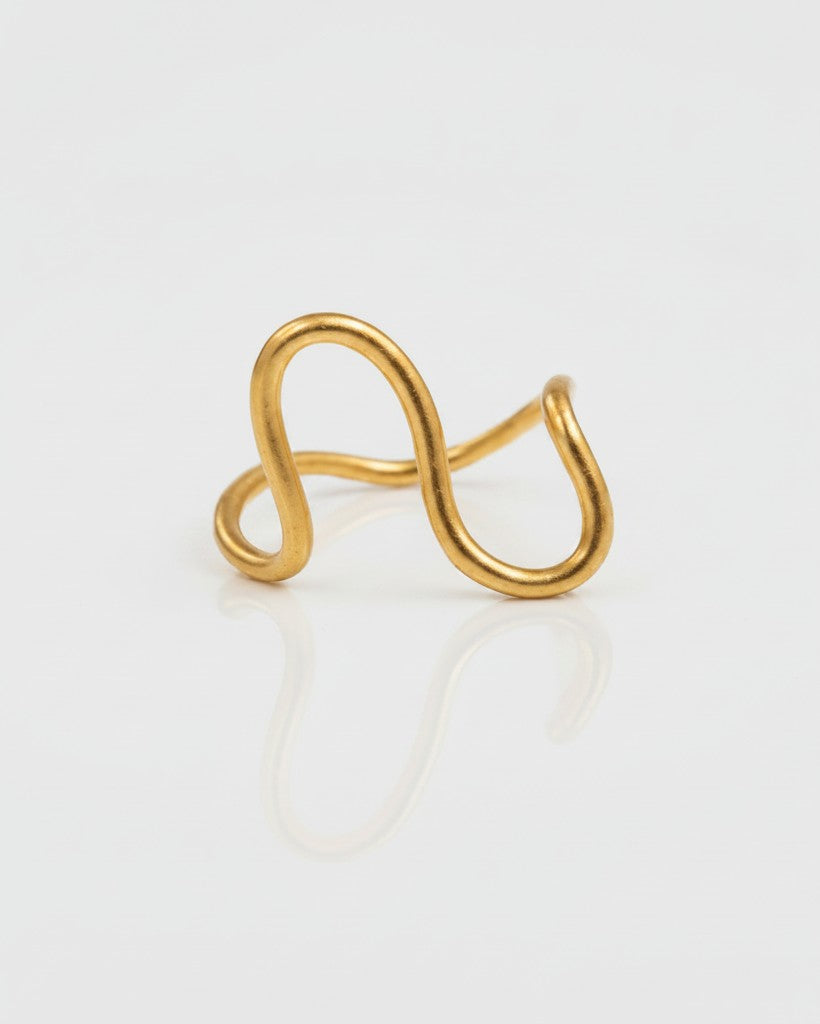 Elli Jewellery gold plated waterproof ring featuring a sculptural curved wave design on a white background.