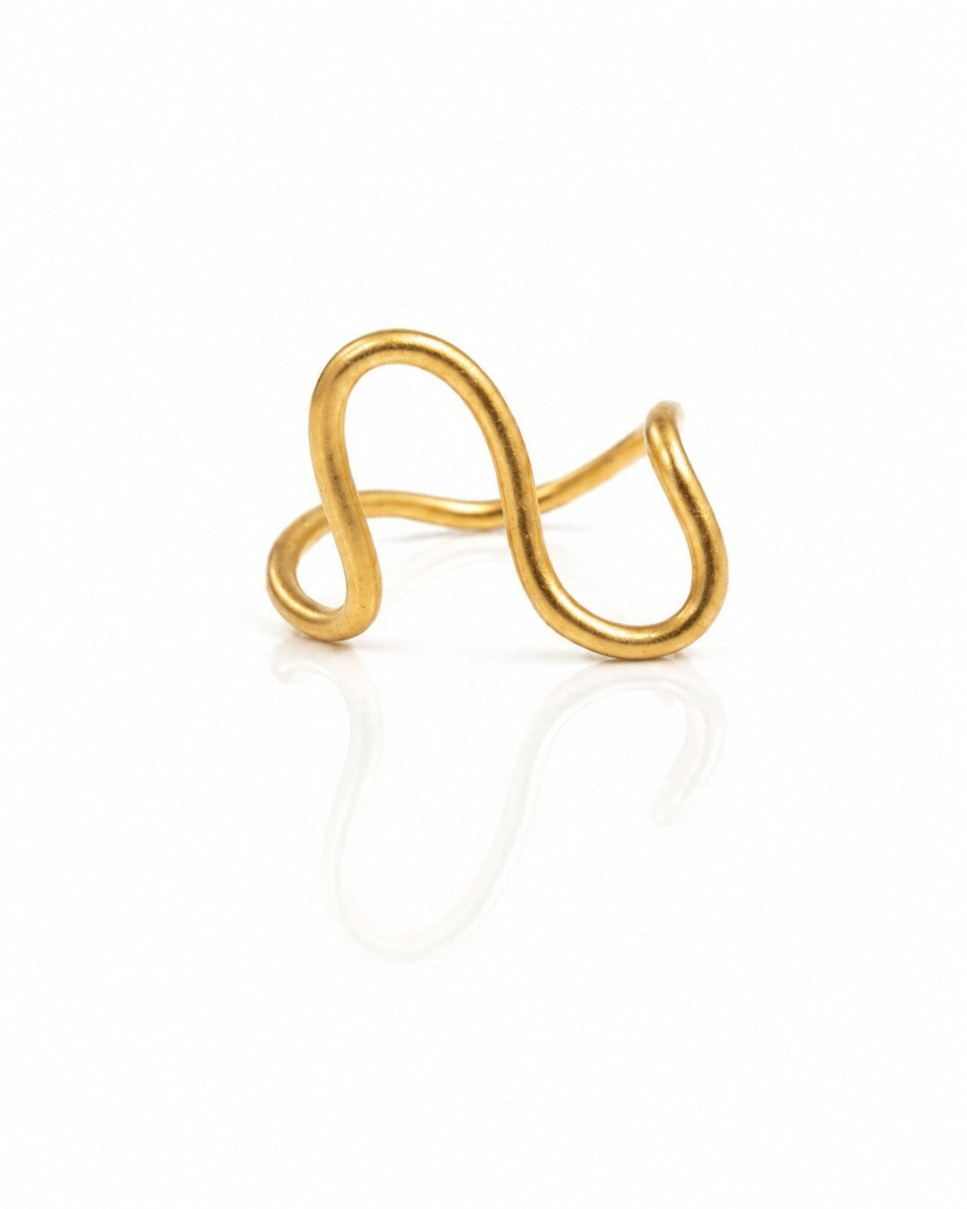Elli Jewellery gold plated waterproof ring featuring a modern sculptural curved wave design on a white background