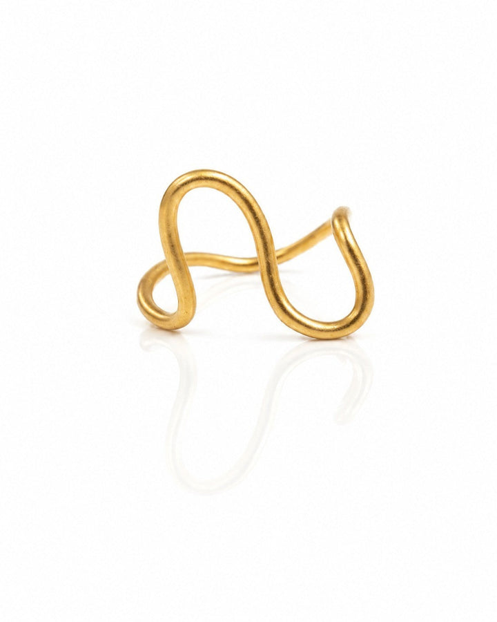 Elli Jewellery gold plated waterproof ring featuring a modern sculptural curved wave design on a white background