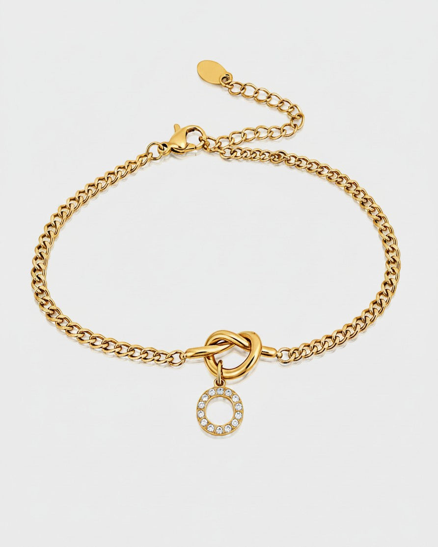 Elli Jewellery gold plated chain bracelet featuring a delicate O-ring charm adorned with shimmering diamanté crystals.