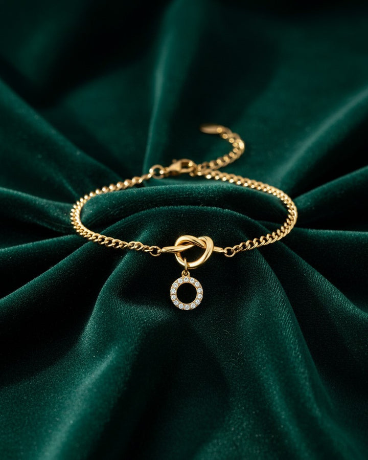 Elli Jewellery gold plated chain bracelet featuring a delicate O-ring charm with shimmering diamanté crystals