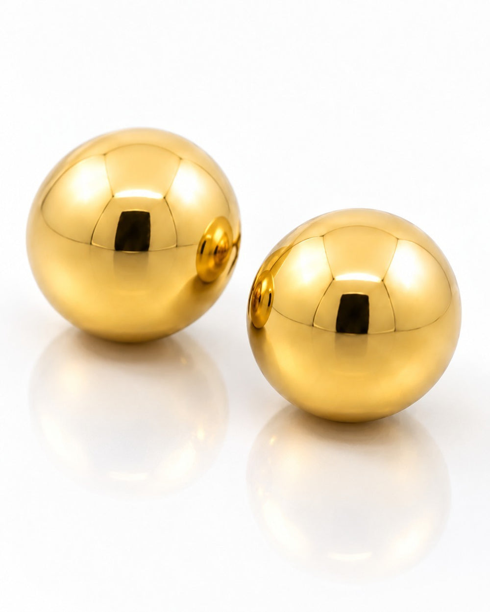 Elli Jewellery 8mm round dome stud earrings in gold plated finish with a smooth polished surface