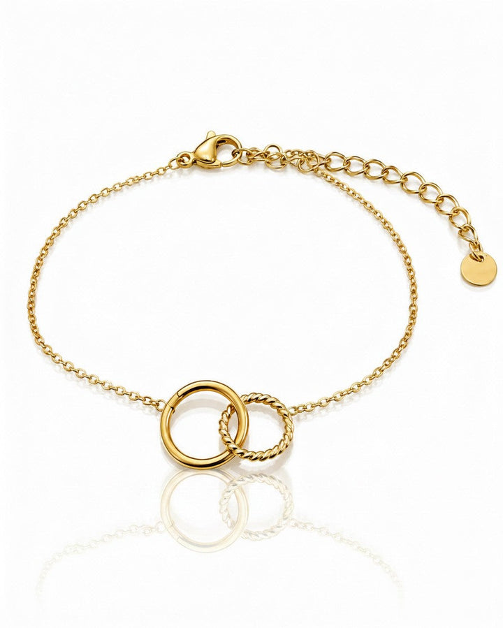 Elli Jewellery gold-toned anklet featuring two interlocking circles, one smooth and one twisted, on a delicate chain.