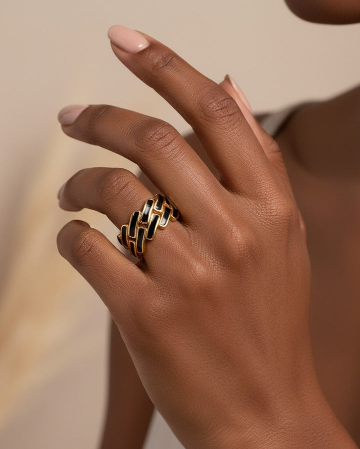 Elli Jewellery gold plated link chain ring featuring alternating black and white enamel details on a model's finger.