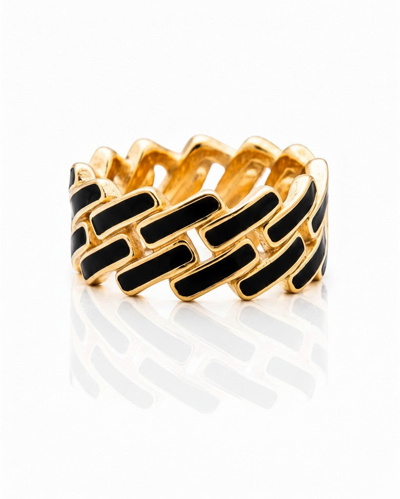Elli Jewellery gold plated link chain ring featuring alternating black enamel rectangular links on a white background.