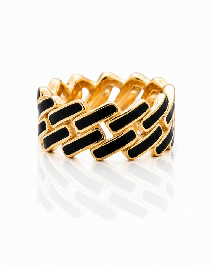 Elli Jewellery gold plated link chain ring featuring alternating black enamel rectangular links on a white background.