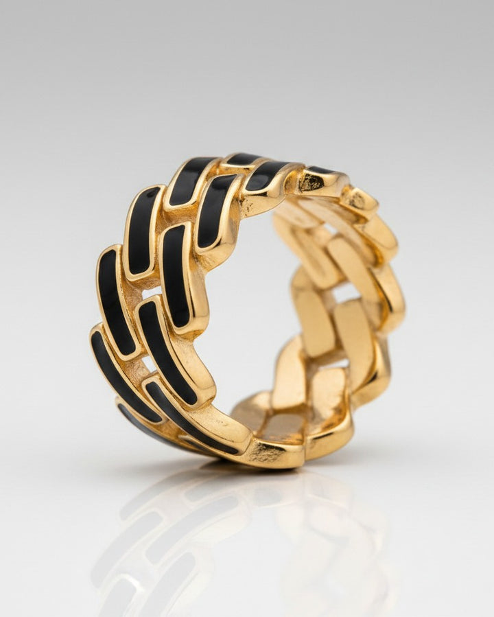 Elli Jewellery gold plated link chain ring featuring alternating black enamel details on a polished gold band.