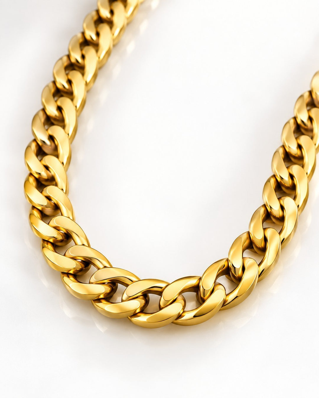 Elli Jewellery gold plated waterproof Figaro chain necklace with polished interlocking links on a white background.