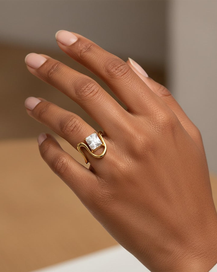 Elli Jewellery gold plated geometric ring with a rectangular stone on a model's hand