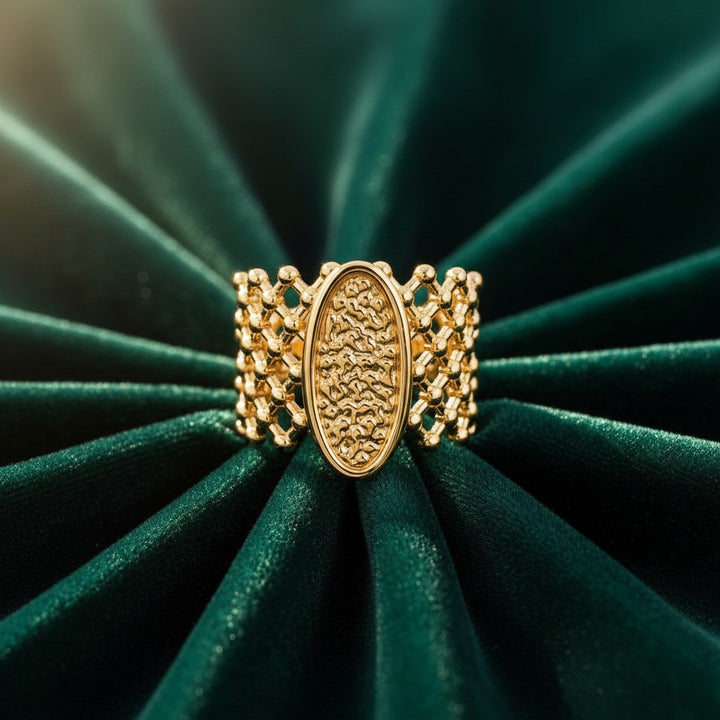 Elli Jewellery oval statement ring in 18ct gold plate with granulated texture and open-weave mesh band on green velvet