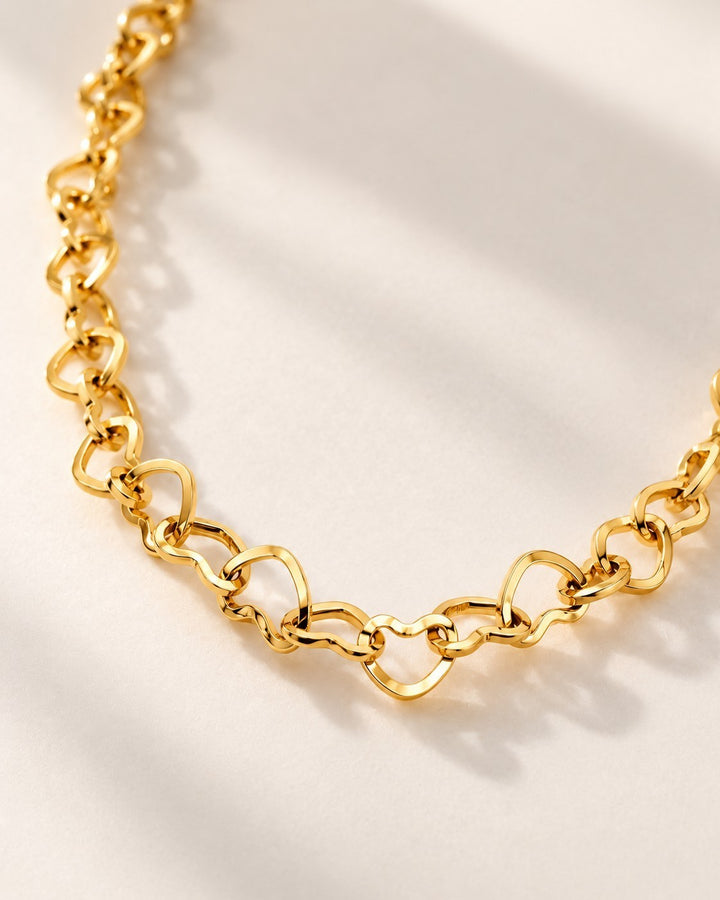 Elli Jewellery gold plated choker necklace featuring a delicate chain of interlocking heart-shaped links
