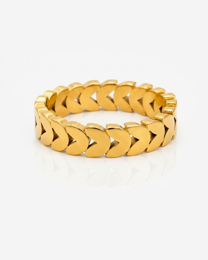 Elli Jewellery gold plated stacking ring featuring a continuous pattern of delicate intertwined hearts.