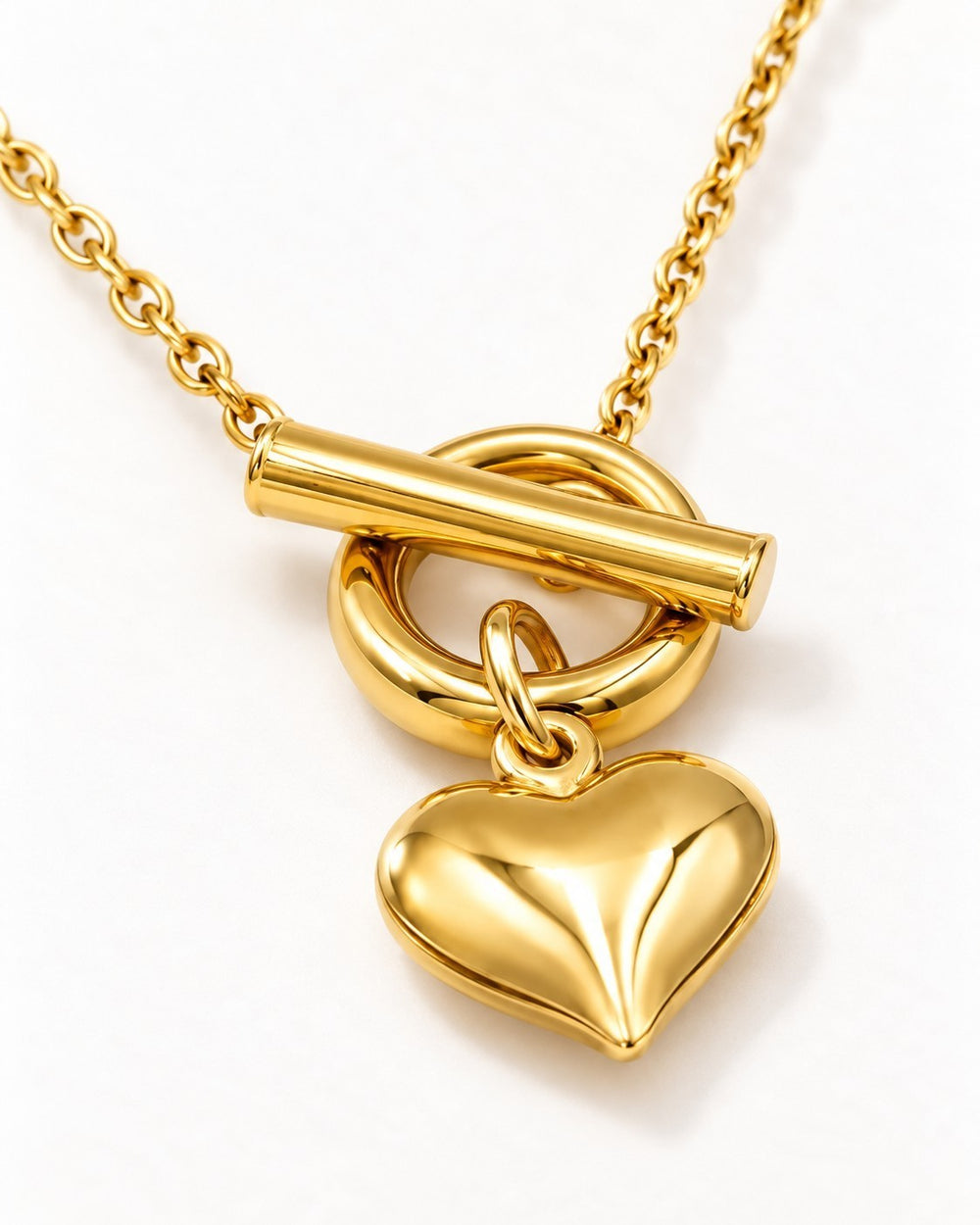 Elli Jewellery gold plated heart pendant necklace featuring a polished heart charm and a chic toggle clasp closure.