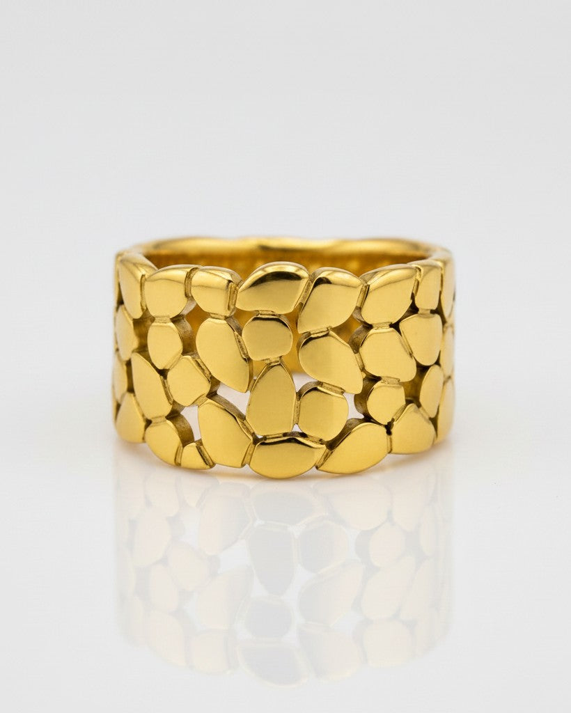 Elli Jewellery gold plated band ring featuring a delicate hollow leaf pattern with a polished finish.