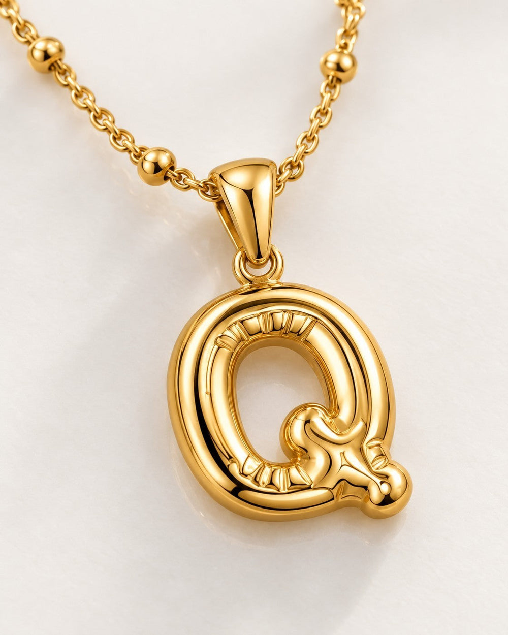 Elli Jewellery gold-plated chunky letter Q initial pendant necklace on a delicate beaded chain