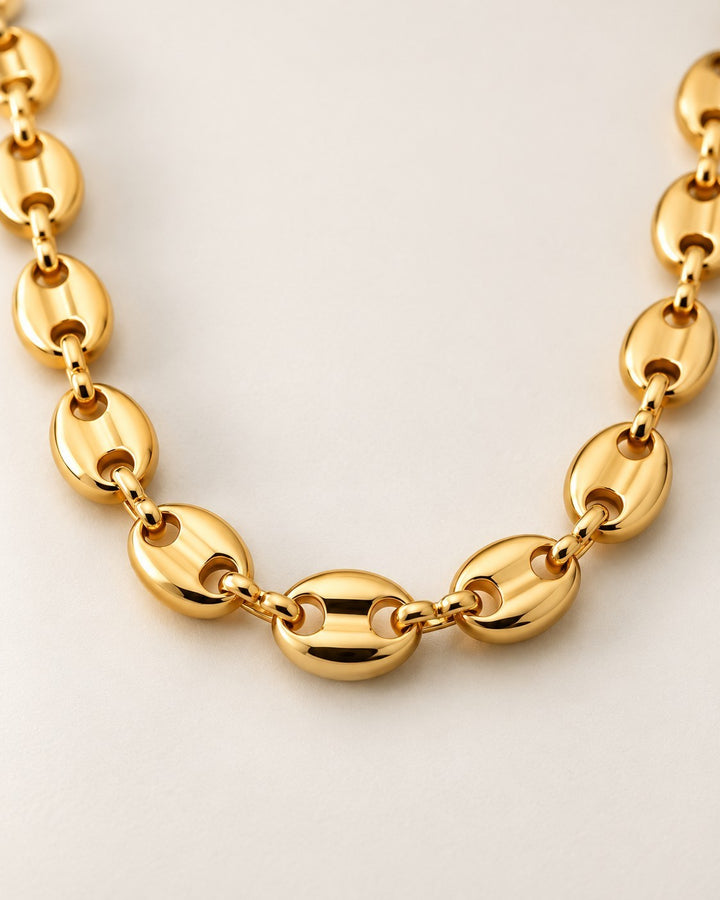 Elli Jewellery gold plated waterproof chunky link chain choker necklace with a polished finish on a neutral background