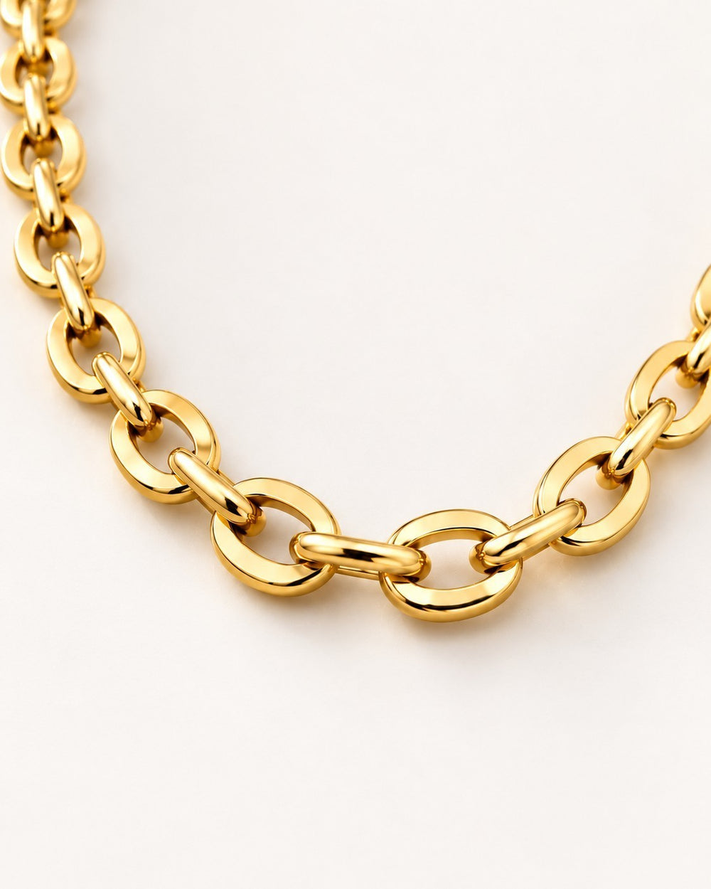 Elli Jewellery gold plated chunky link chain choker necklace with a polished finish on a white background