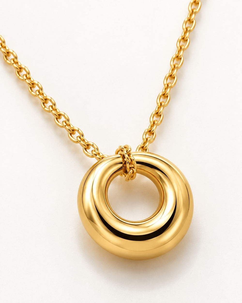 Elli Jewellery gold plated waterproof circle pendant necklace with a polished ombré finish on a delicate chain.