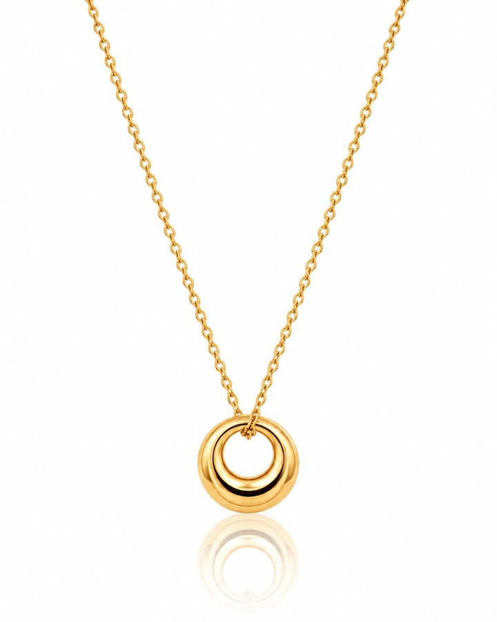 Elli Jewellery gold plated waterproof ombré circle pendant necklace on a delicate chain against a white background