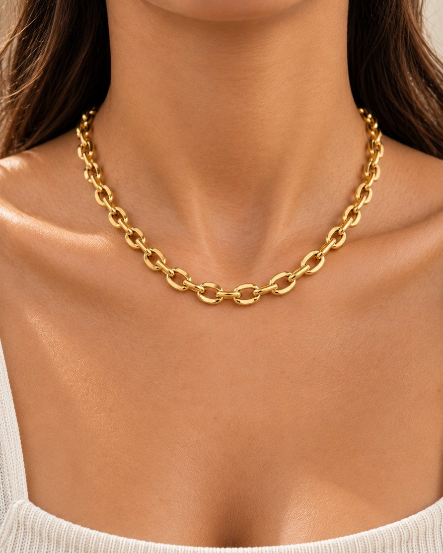 Elli Jewellery gold plated waterproof paperlink chain choker necklace worn on a model's neck