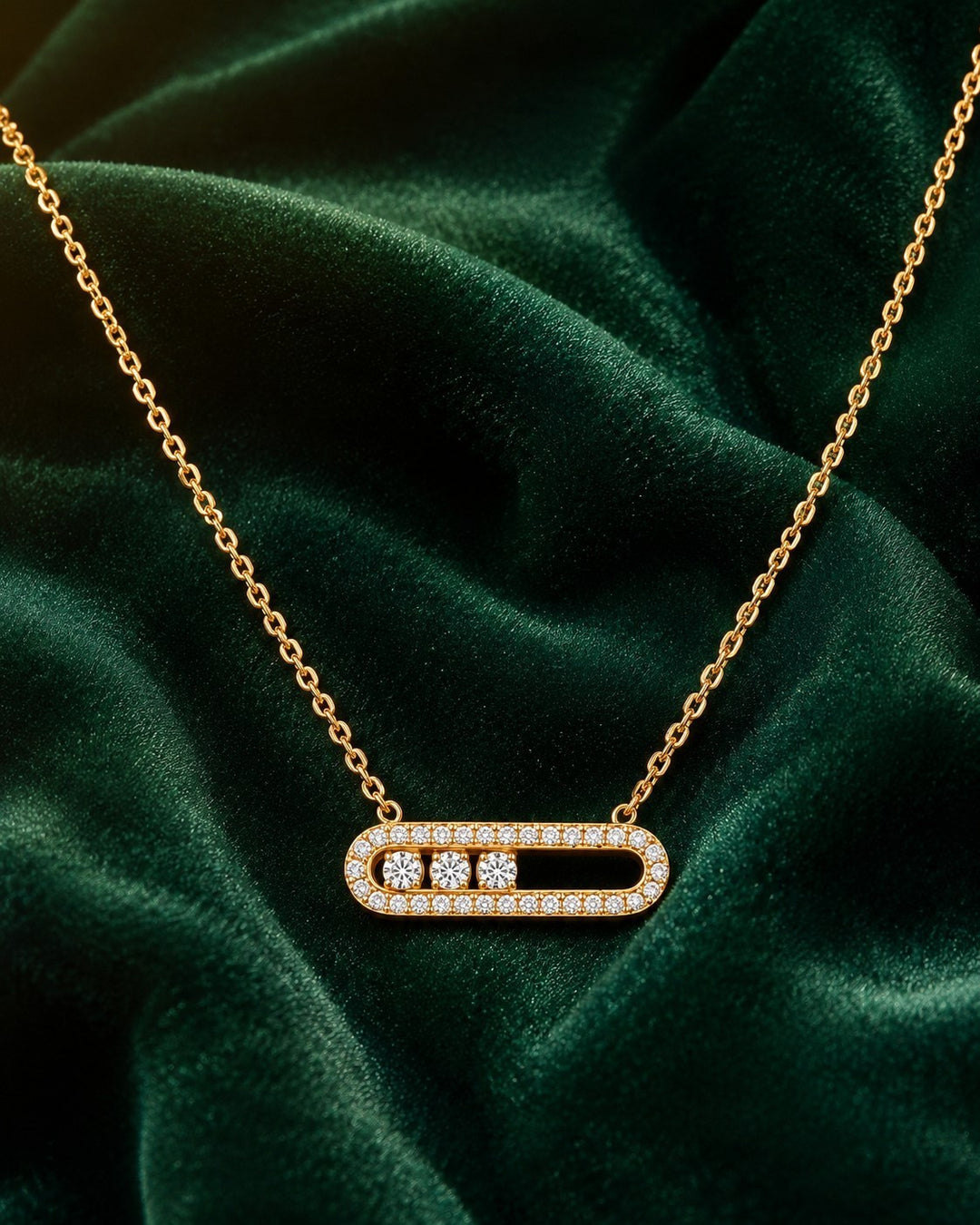 Elli Jewellery gold plated necklace featuring an oval pendant with pavé crystals on a delicate cable chain