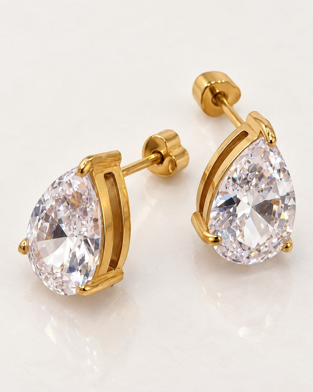 Elli Jewellery pear shaped stud earrings with sparkling cubic zirconia stones in a gold plated finish.
