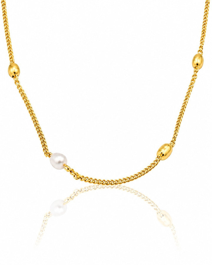 Elli Jewellery gold plated chain necklace featuring freshwater pearls and smooth gold beads with a reflective surface.