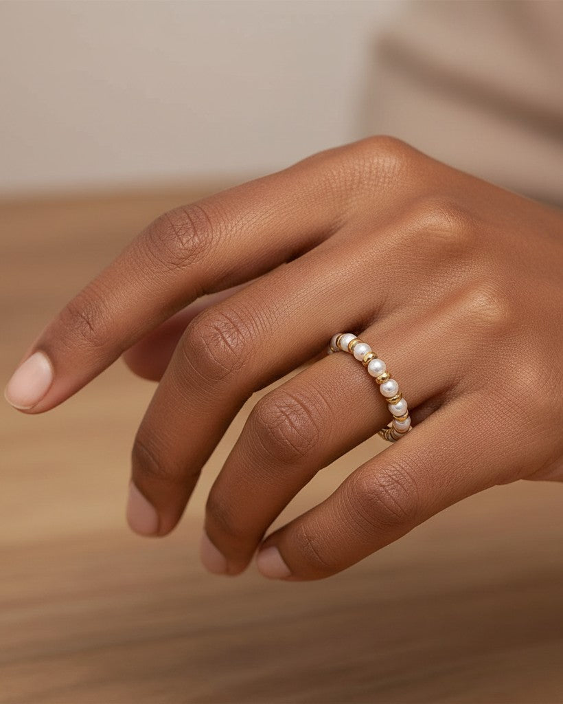 Elli Jewellery gold plated statement ring featuring alternating freshwater pearl beads on a model's finger.