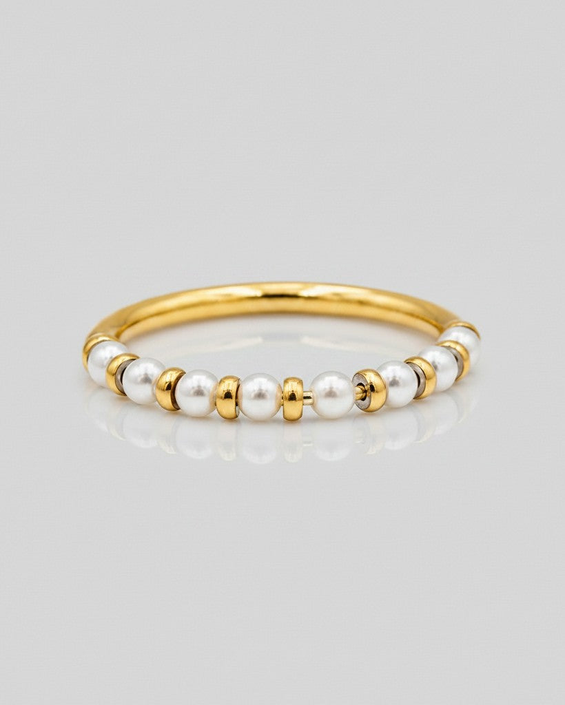 Elli Jewellery gold plated statement ring featuring alternating freshwater pearl beads and small gold spacers.