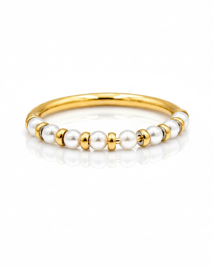 Elli Jewellery gold plated statement ring featuring alternating freshwater pearls and small gold beads