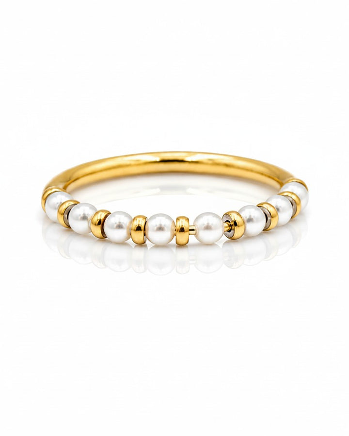 Elli Jewellery gold plated statement ring featuring alternating freshwater pearls and small gold beads
