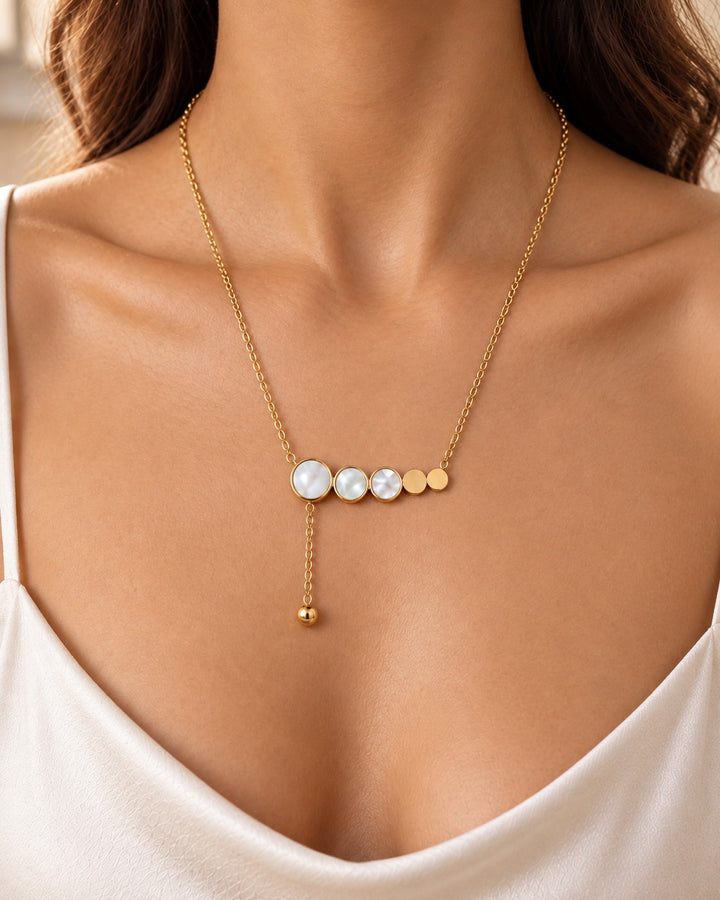 Elli Jewellery gold plated necklace featuring a delicate chain with circular mother of pearl and gold charms