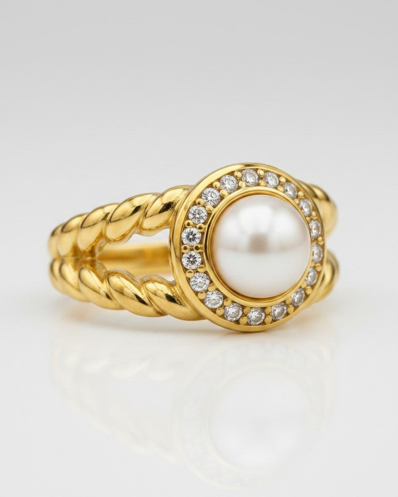 Elli Jewellery gold plated ring featuring a central pearl surrounded by a halo of sparkling zirconia pavé stones.