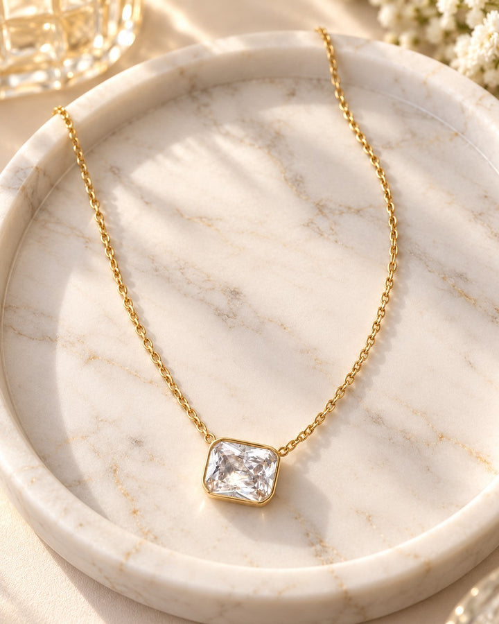 Elli Jewellery gold plated rectangular pendant necklace with a sparkling cubic zirconia stone on a delicate chain.